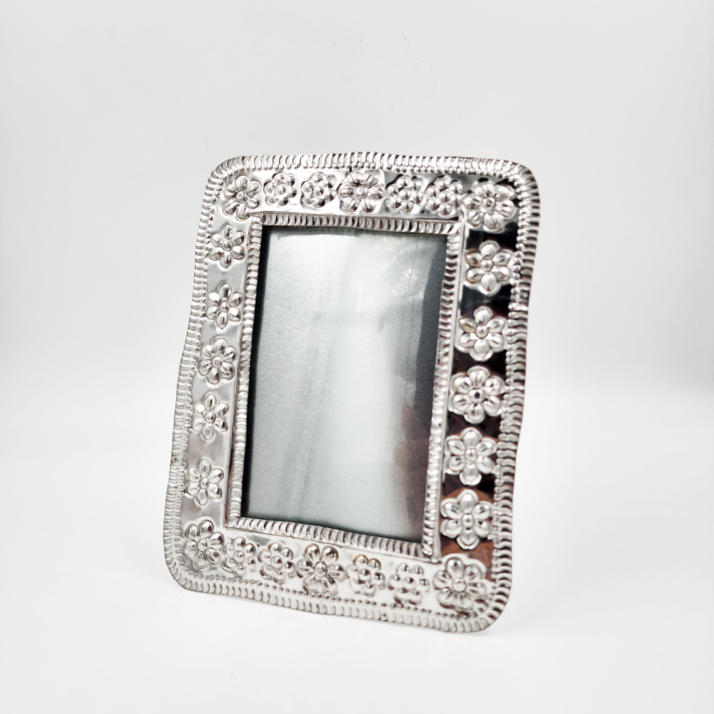 Marco para fotos de hojalata repujada