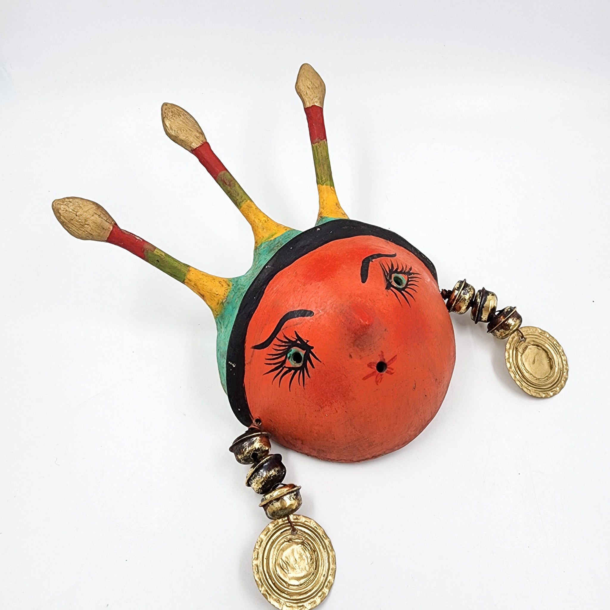 Máscara muñeca con corona hecha de coco