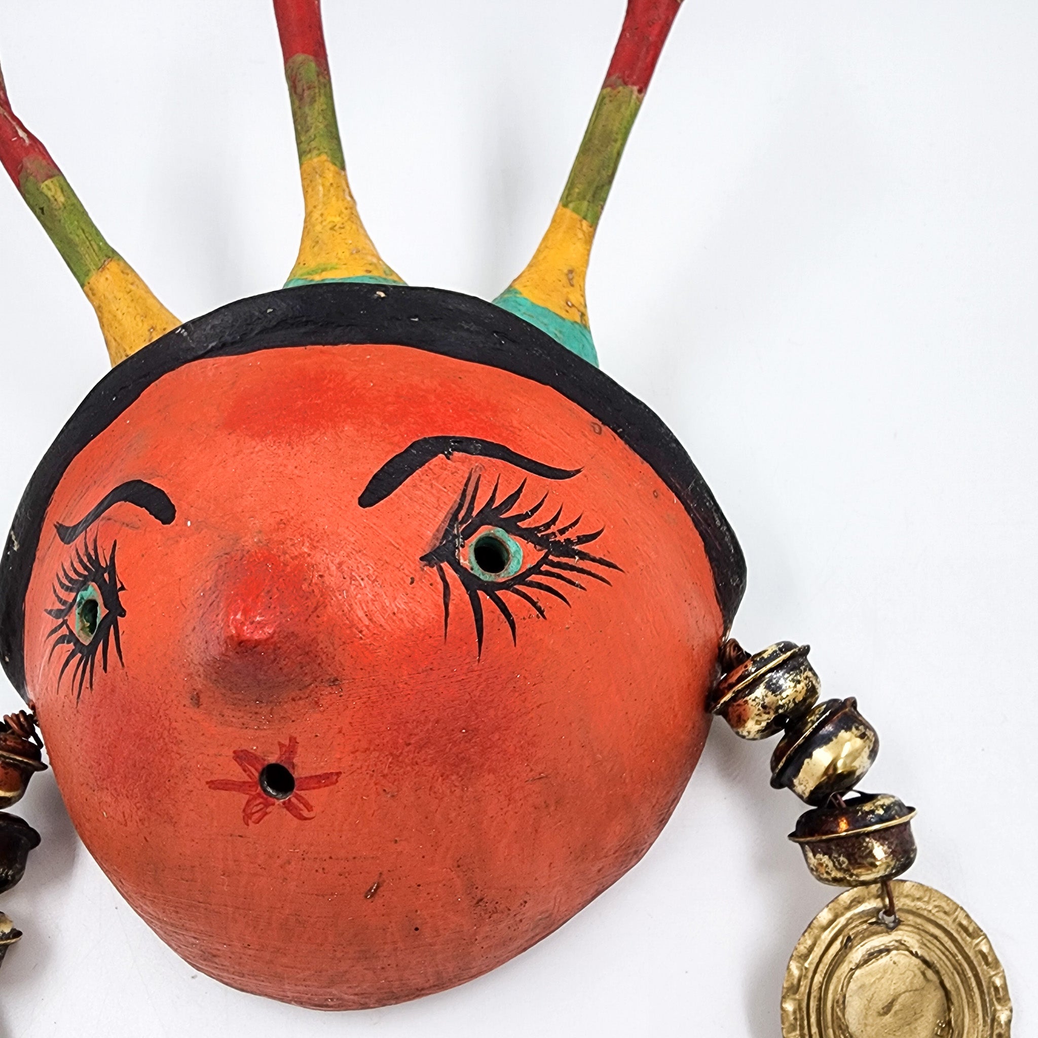 Máscara muñeca con corona hecha de coco