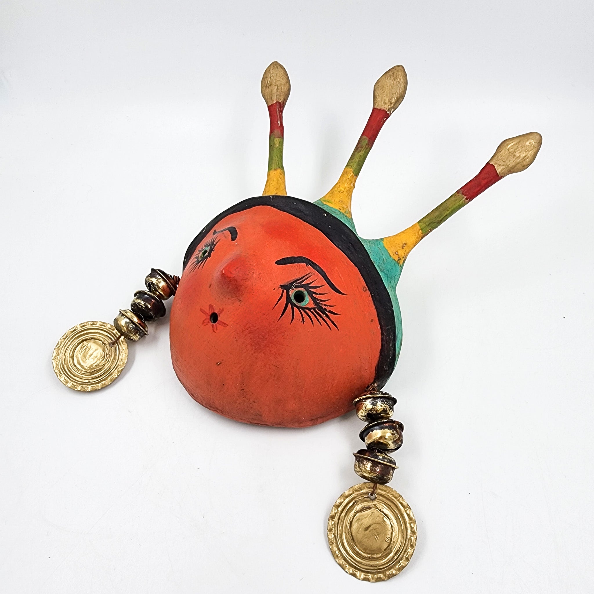 Máscara muñeca con corona hecha de coco