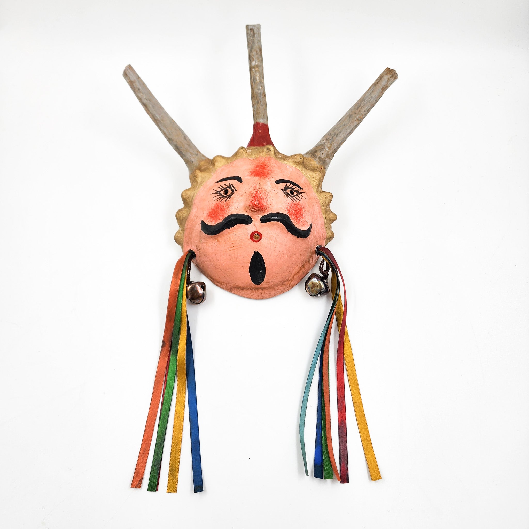 Máscara muñeco con corona y listones hecha de coco