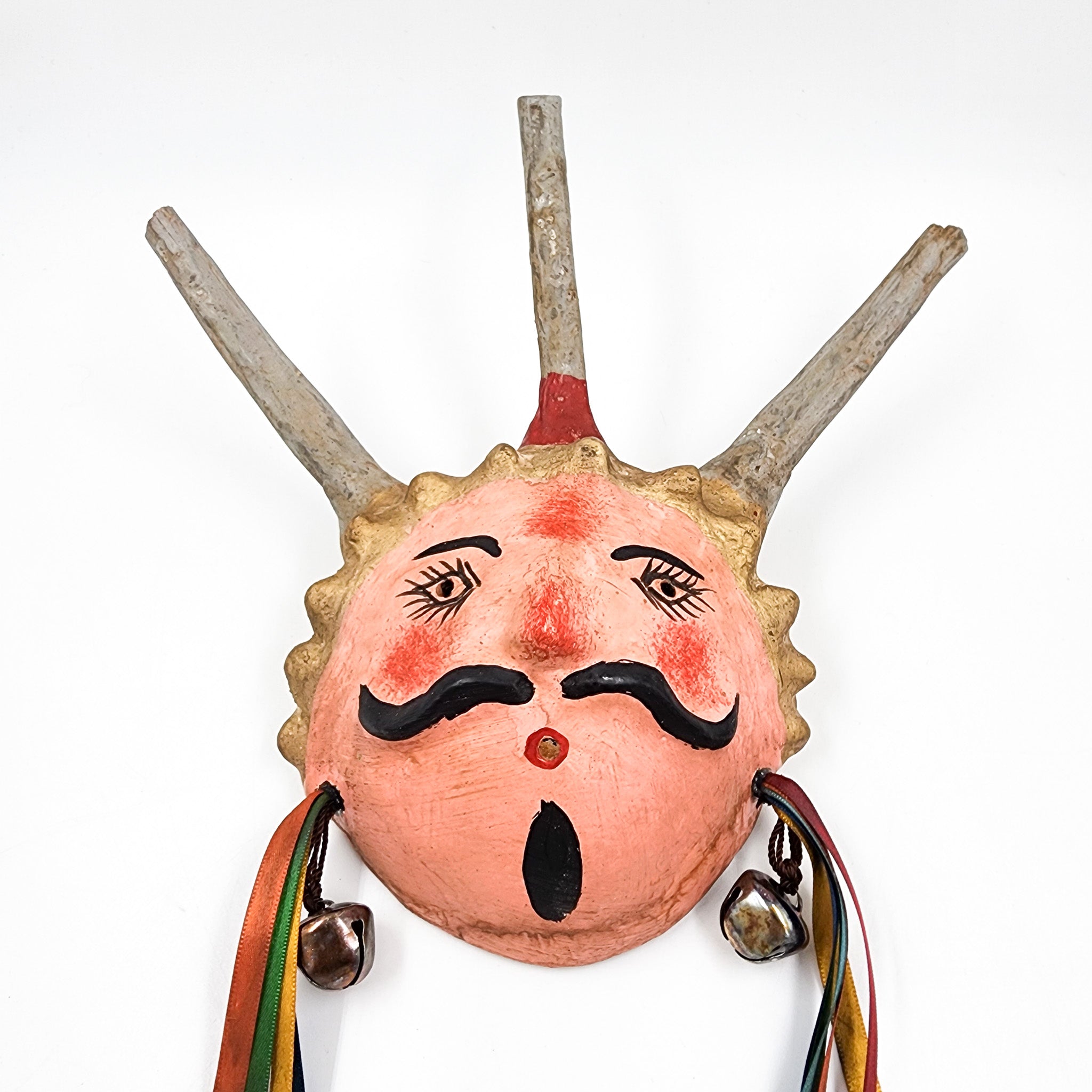 Máscara muñeco con corona y listones hecha de coco