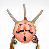 Máscara muñeco con corona y listones hecha de coco