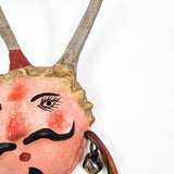 Máscara muñeco con corona y listones hecha de coco