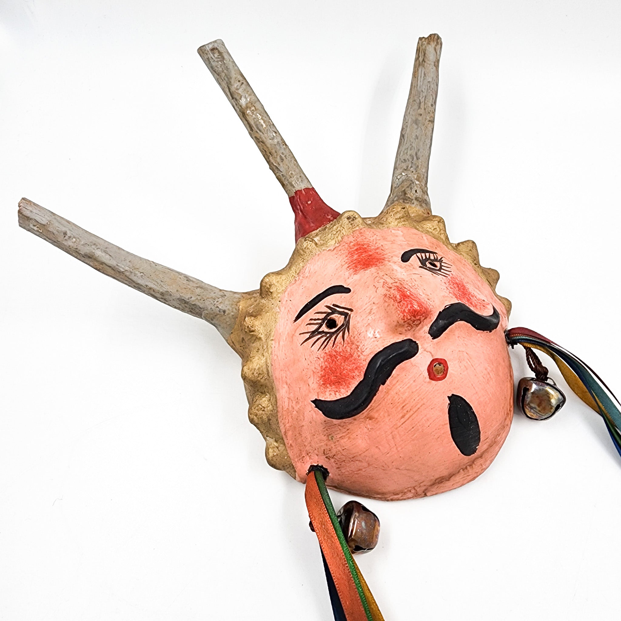 Máscara muñeco con corona y listones hecha de coco