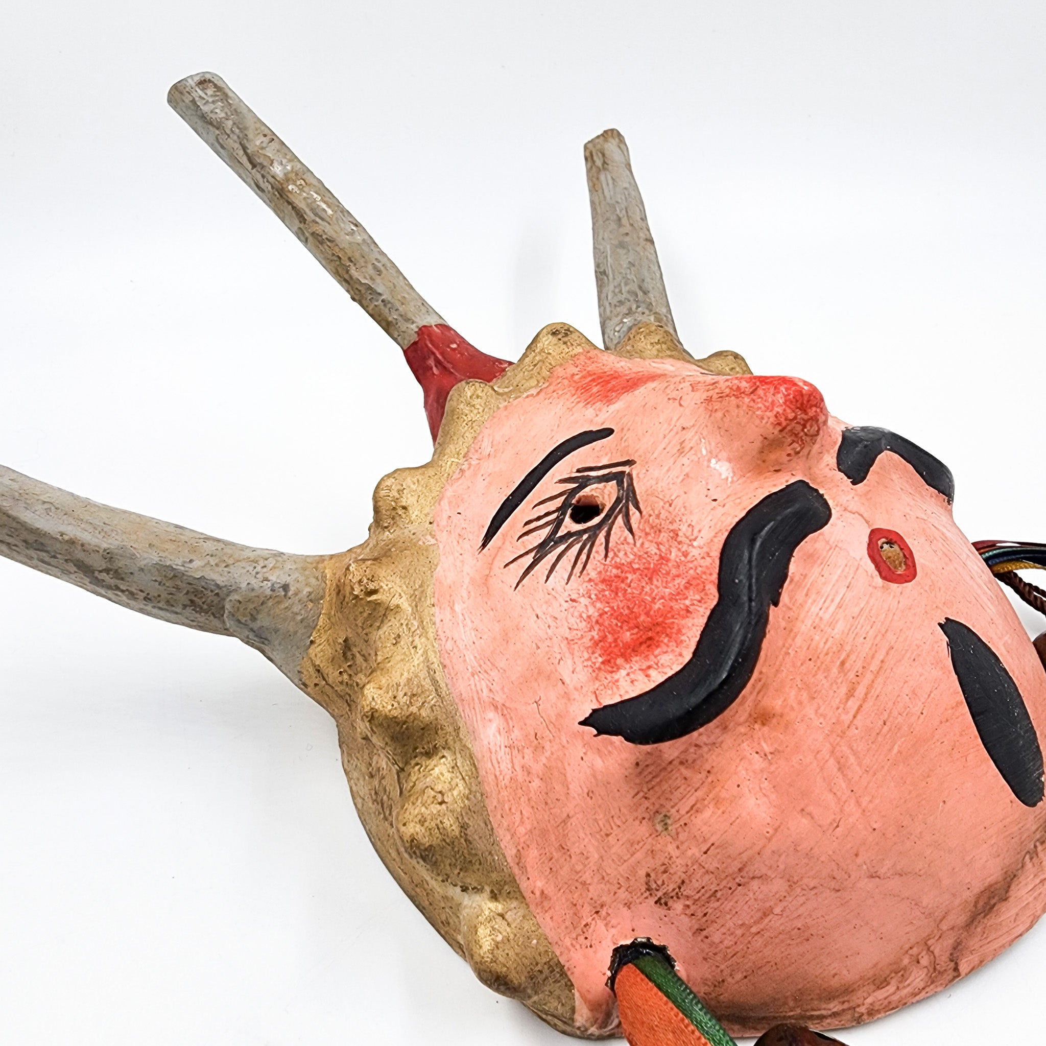 Máscara muñeco con corona y listones hecha de coco