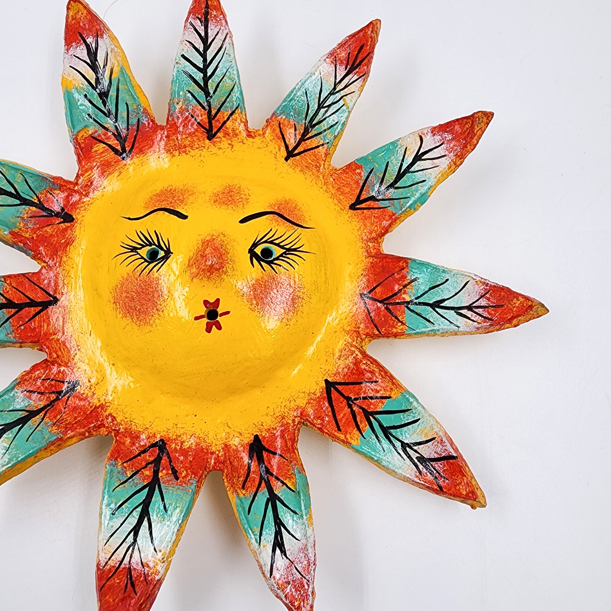 Máscara Sol hecha de coco