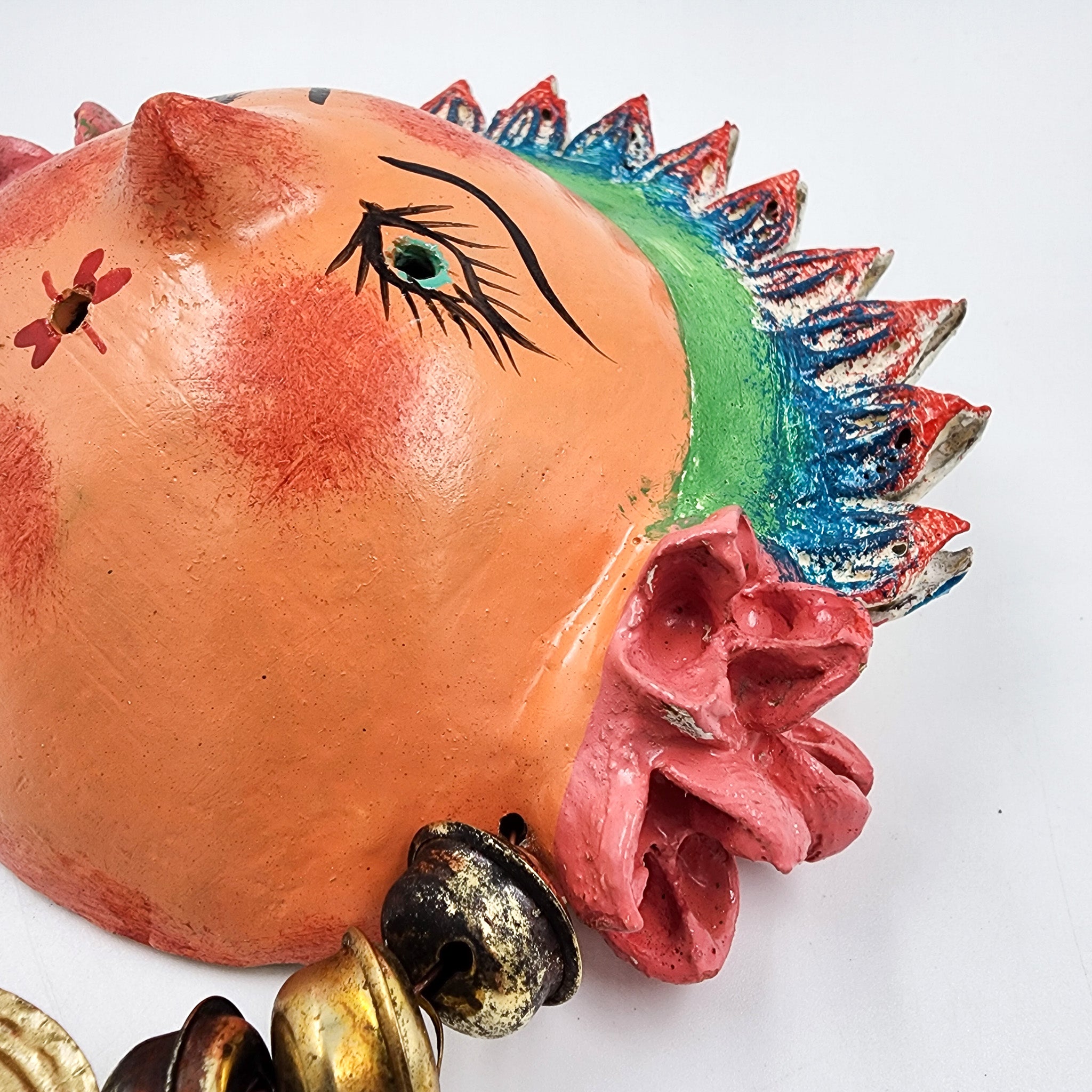 Máscara muñeca con aura hecha de coco