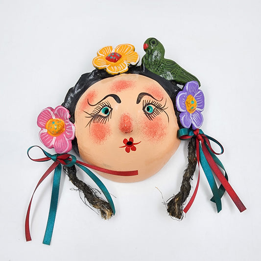 Máscara muñeca con flores hecha de coco