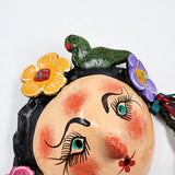 Máscara muñeca con flores hecha de coco