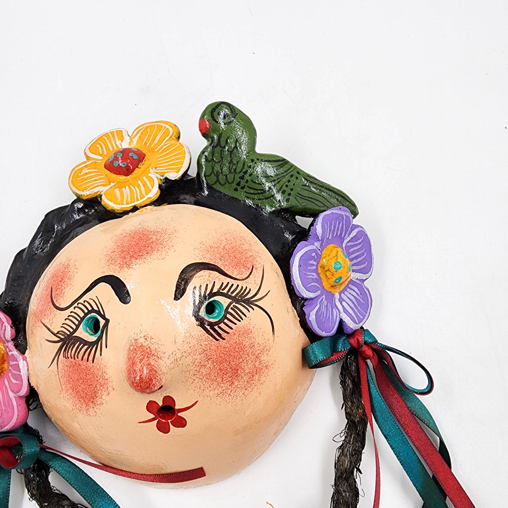 Máscara muñeca con flores hecha de coco