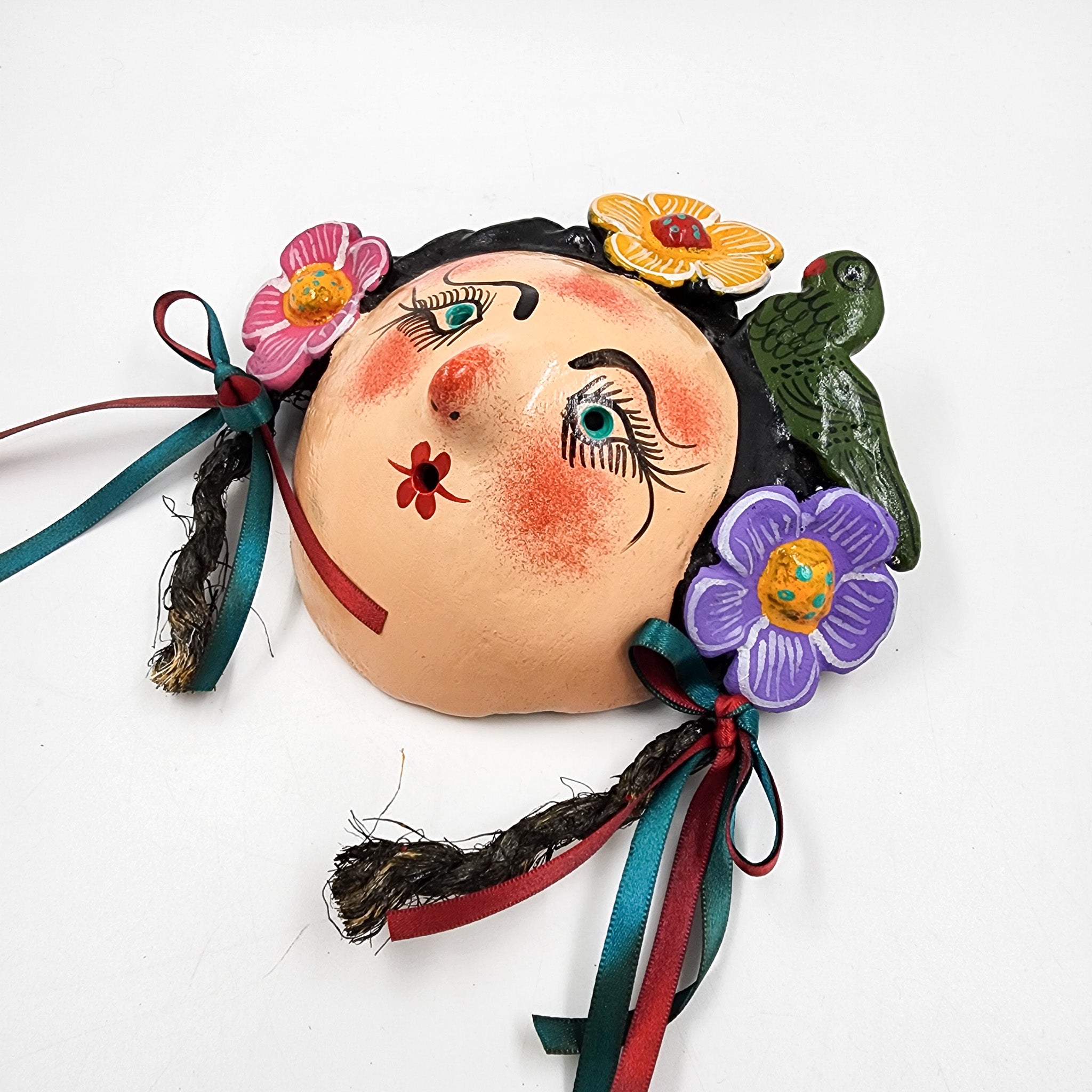 Máscara muñeca con flores hecha de coco