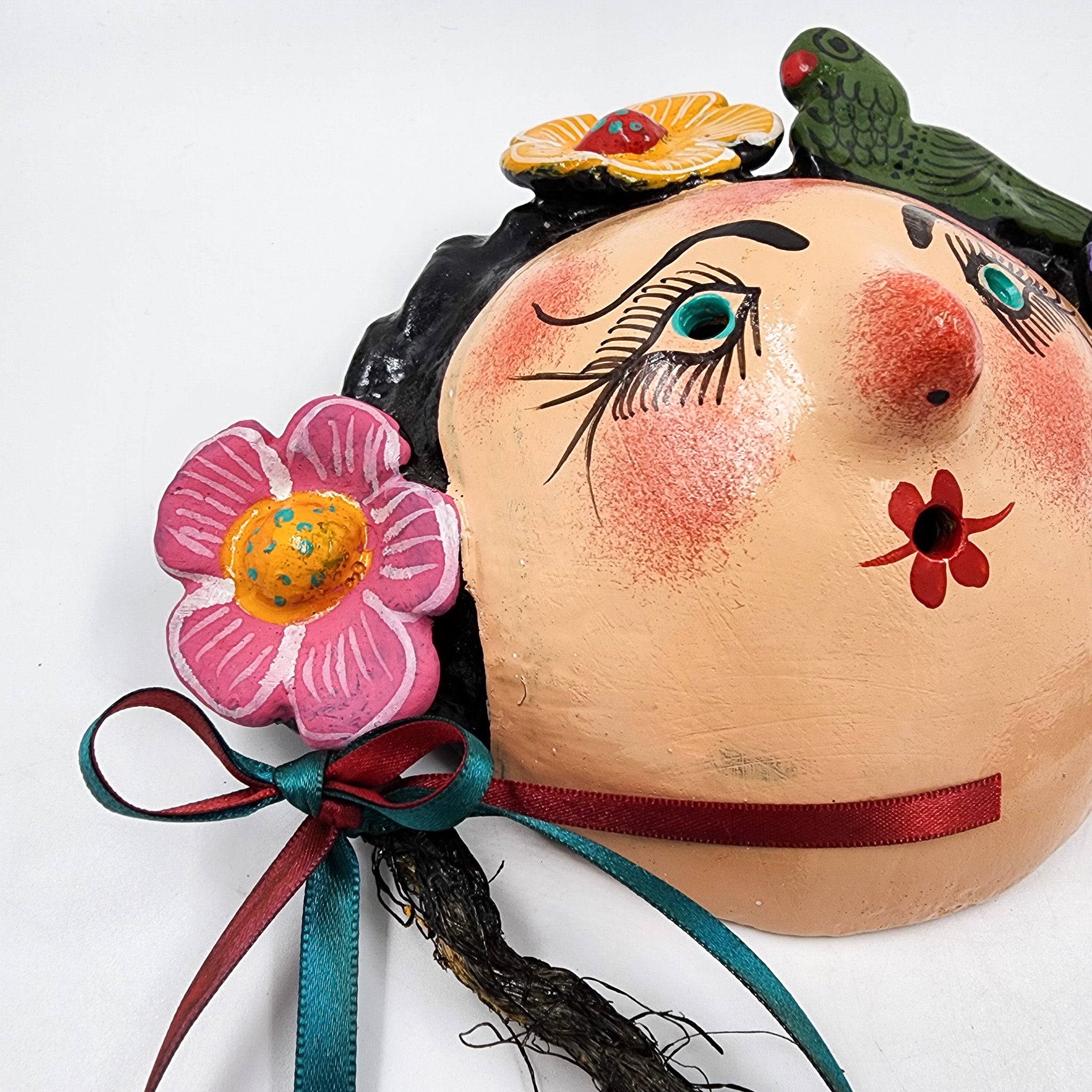 Máscara muñeca con flores hecha de coco