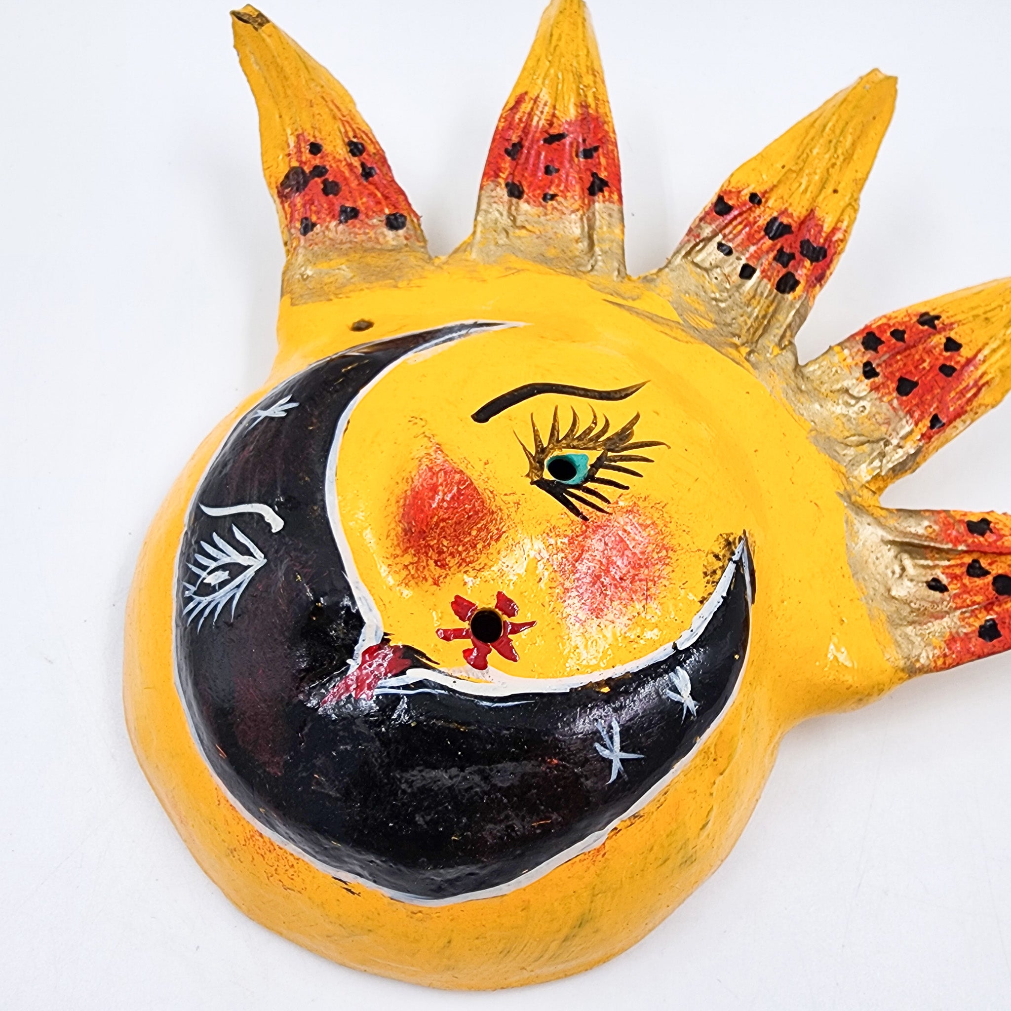 Máscara Eclipse hecha de coco