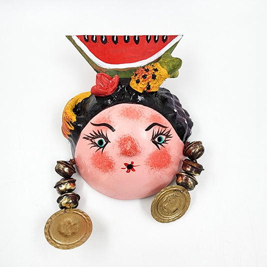 Máscara muñeca con sandía hecha de coco