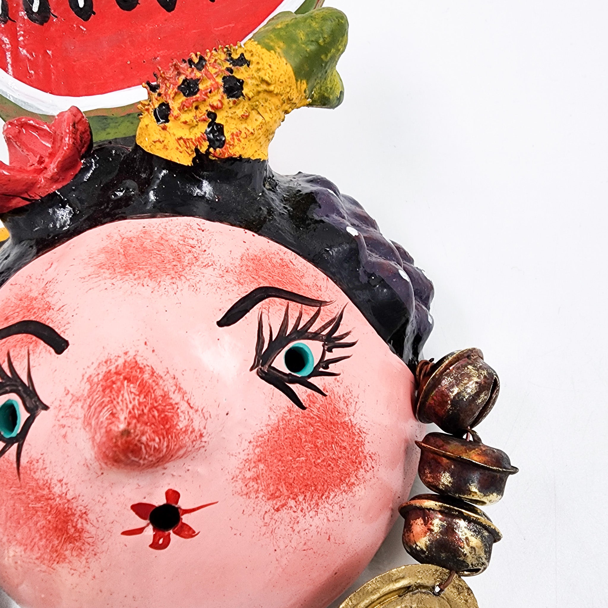 Máscara muñeca con sandía hecha de coco