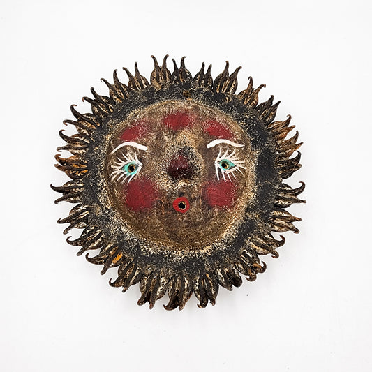 Máscara Sol hecha de coco y semillas como rayos