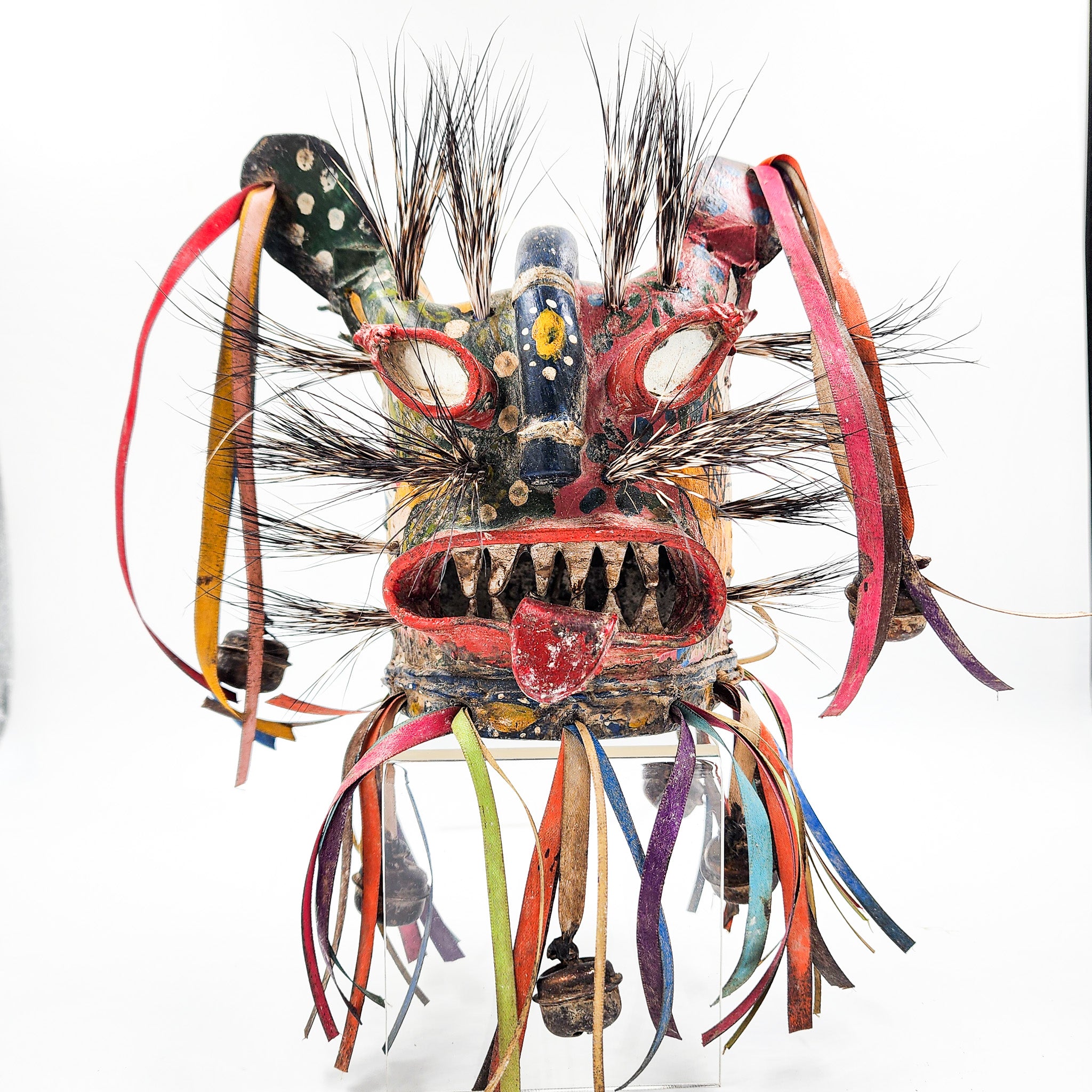 Máscara de Tecuán de cuero y pelo de jabalí