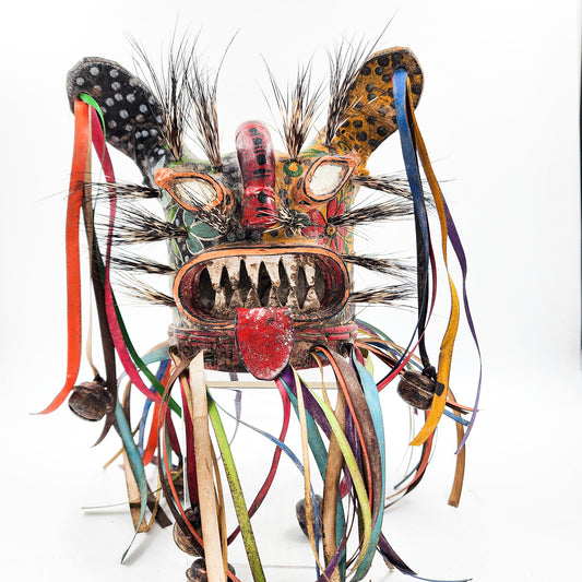 Máscara de Tecuán de cuero y pelo de jabalí