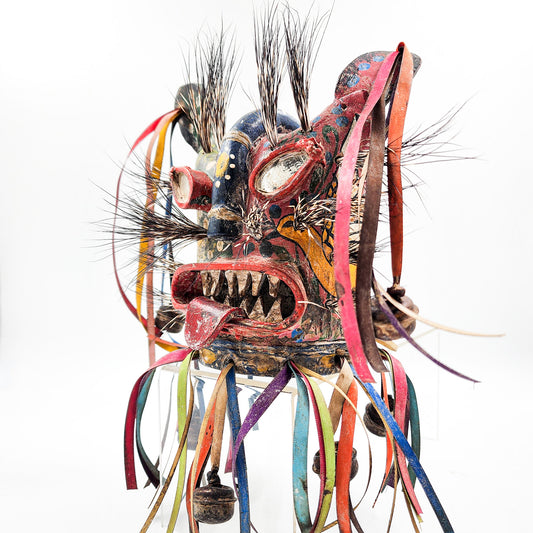 Máscara de Tecuán de cuero y pelo de jabalí