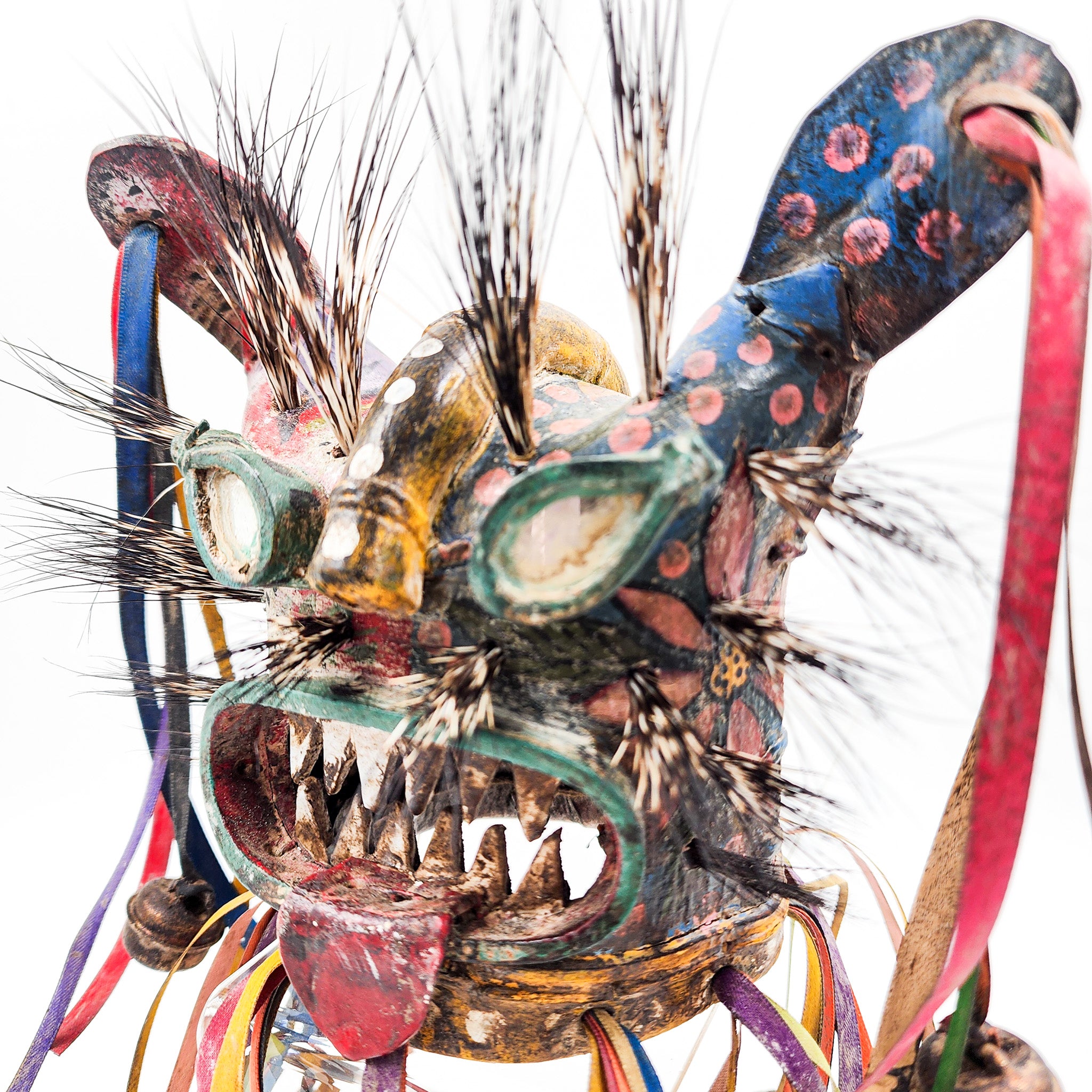 Máscara de Tecuán de cuero y pelo de jabalí