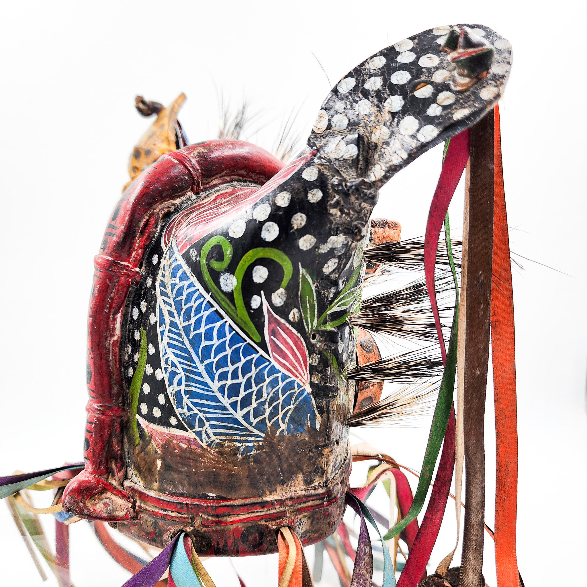 Máscara de Tecuán de cuero y pelo de jabalí