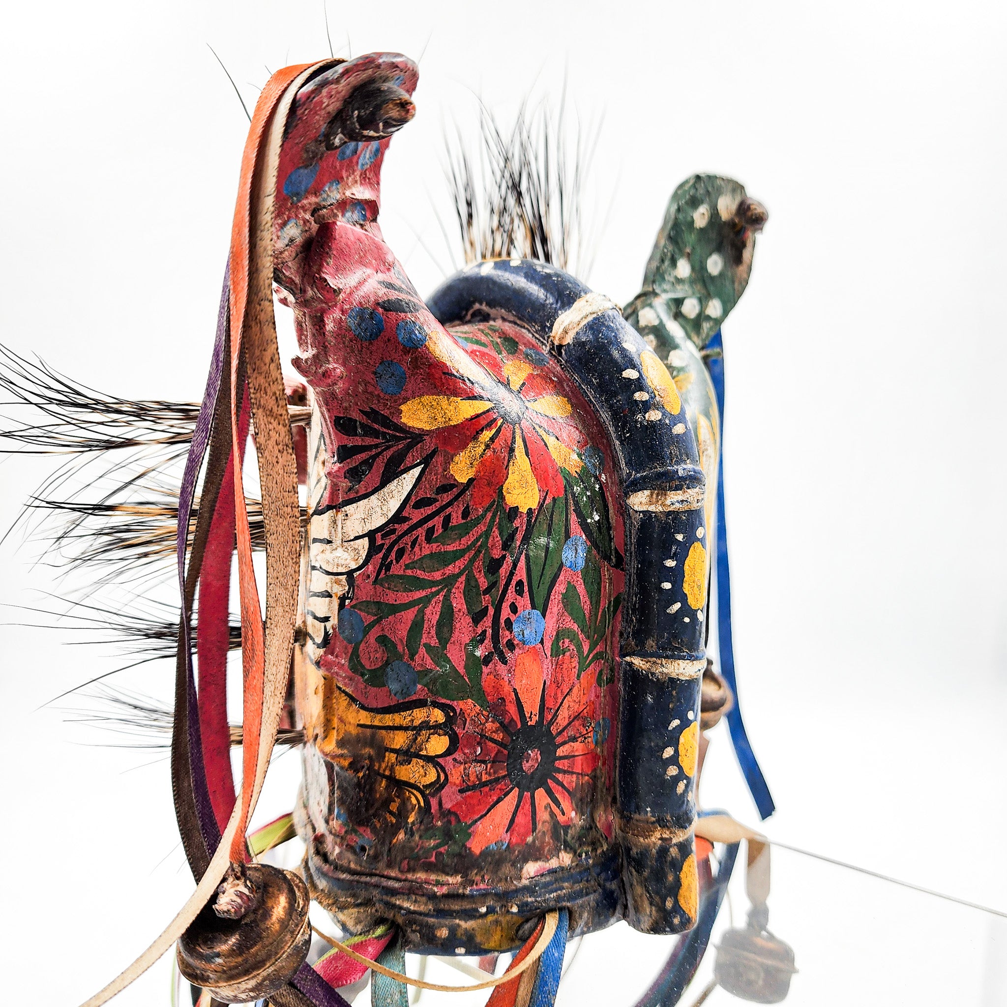 Máscara de Tecuán de cuero y pelo de jabalí