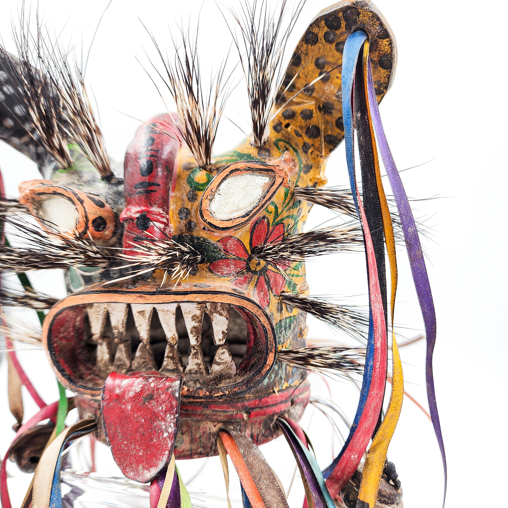 Máscara de Tecuán de cuero y pelo de jabalí