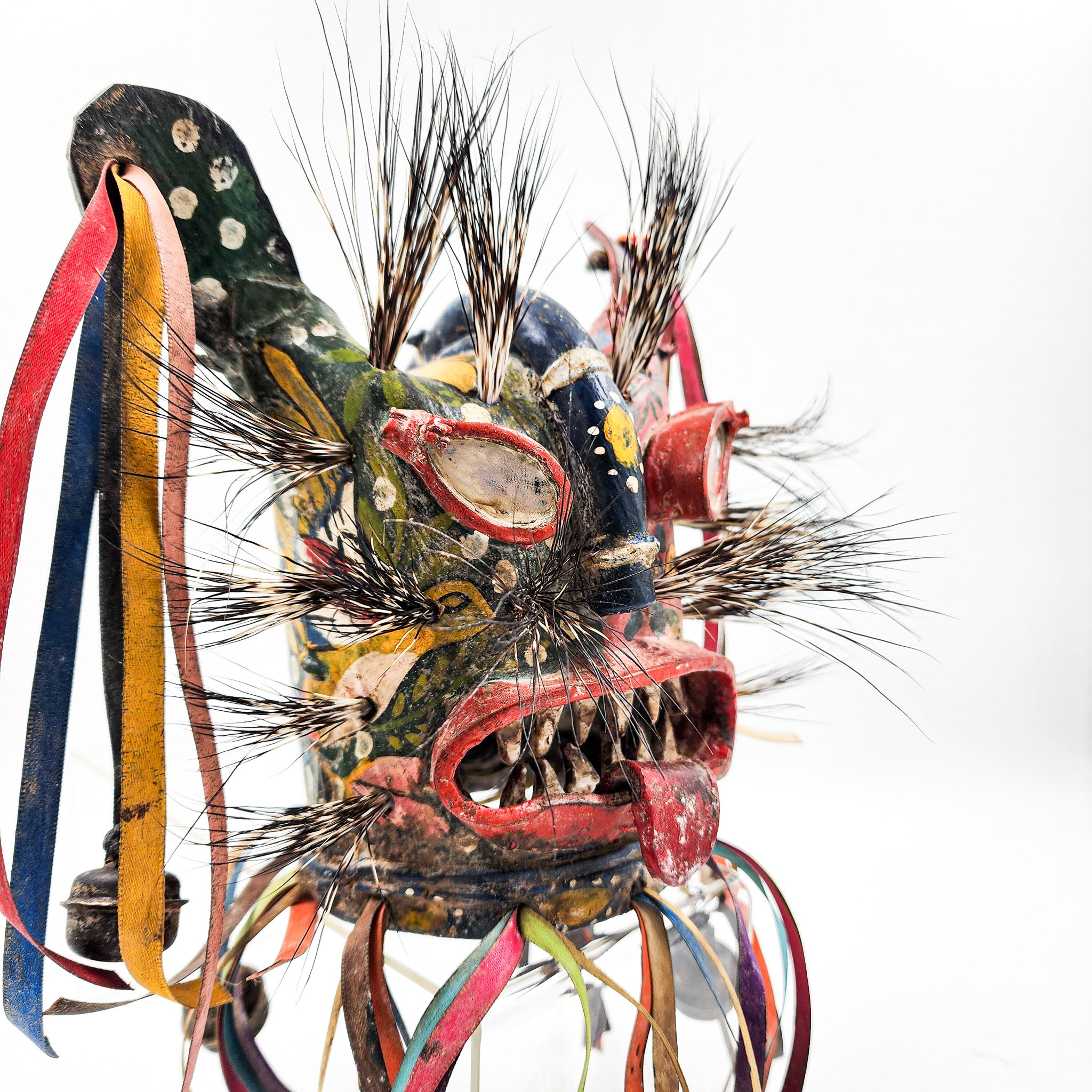 Máscara de Tecuán de cuero y pelo de jabalí