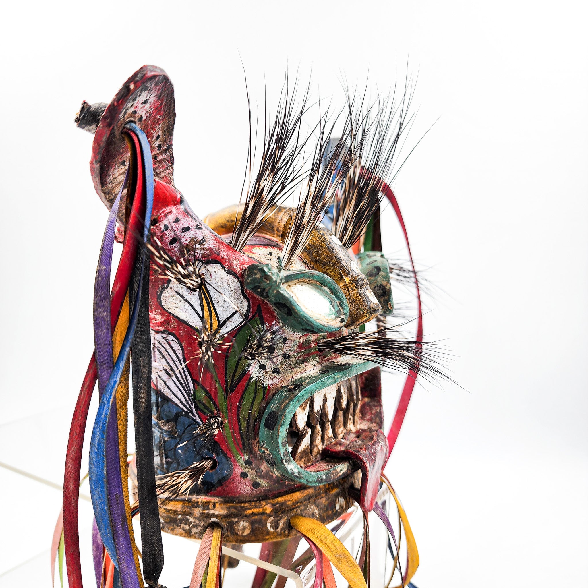 Máscara de Tecuán de cuero y pelo de jabalí