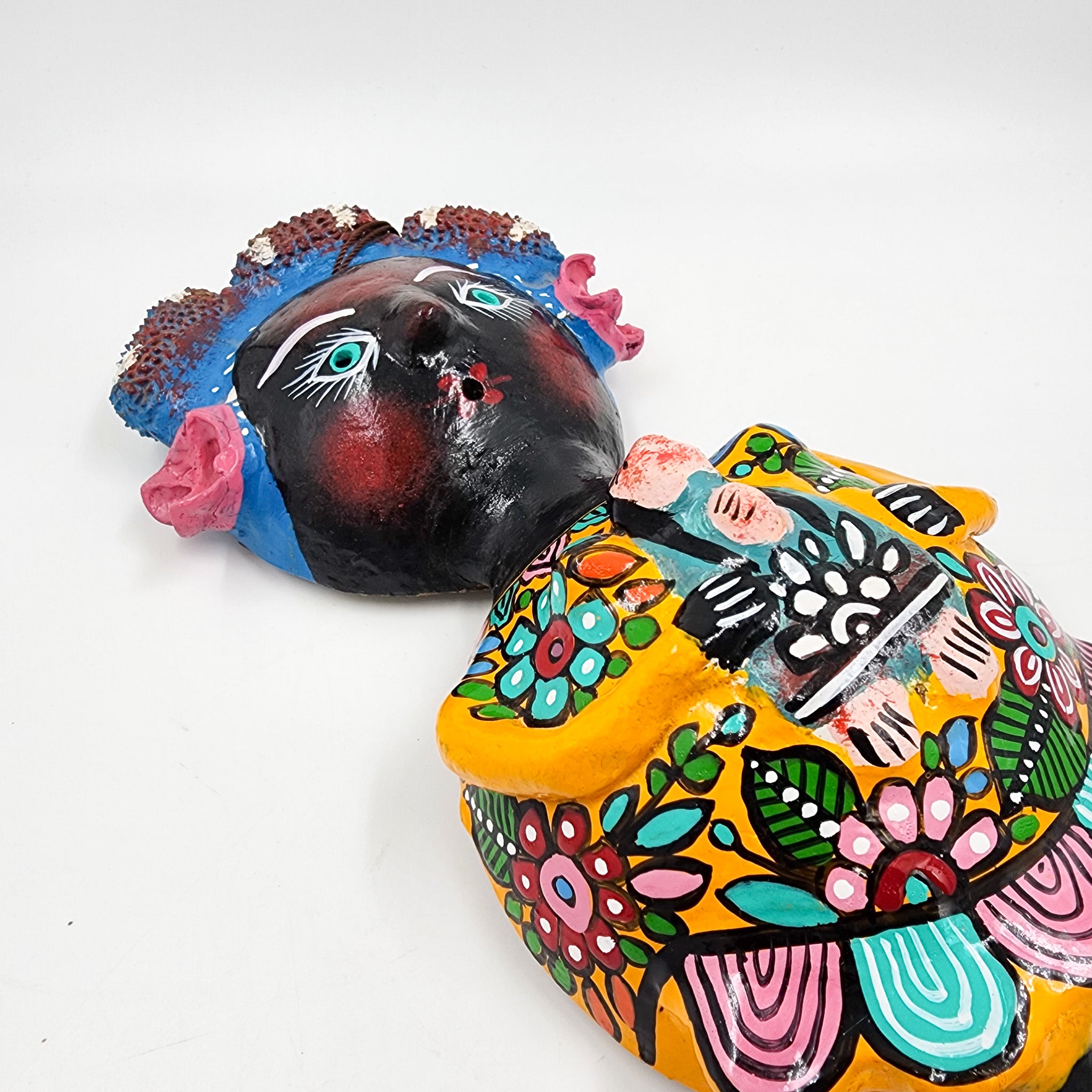 Muñeca de coco artesanal