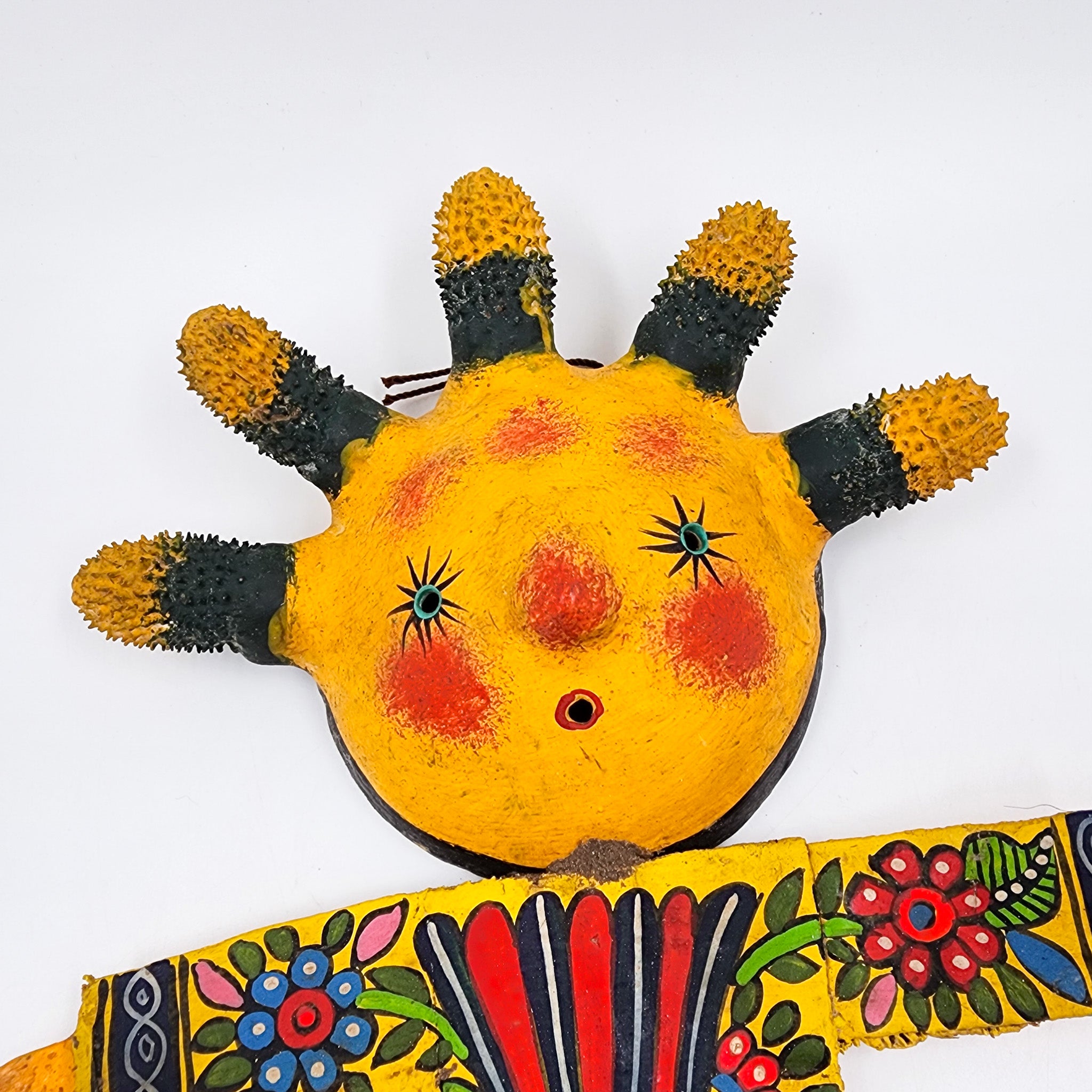Muñeco artesanal con máscara de coco - Sol