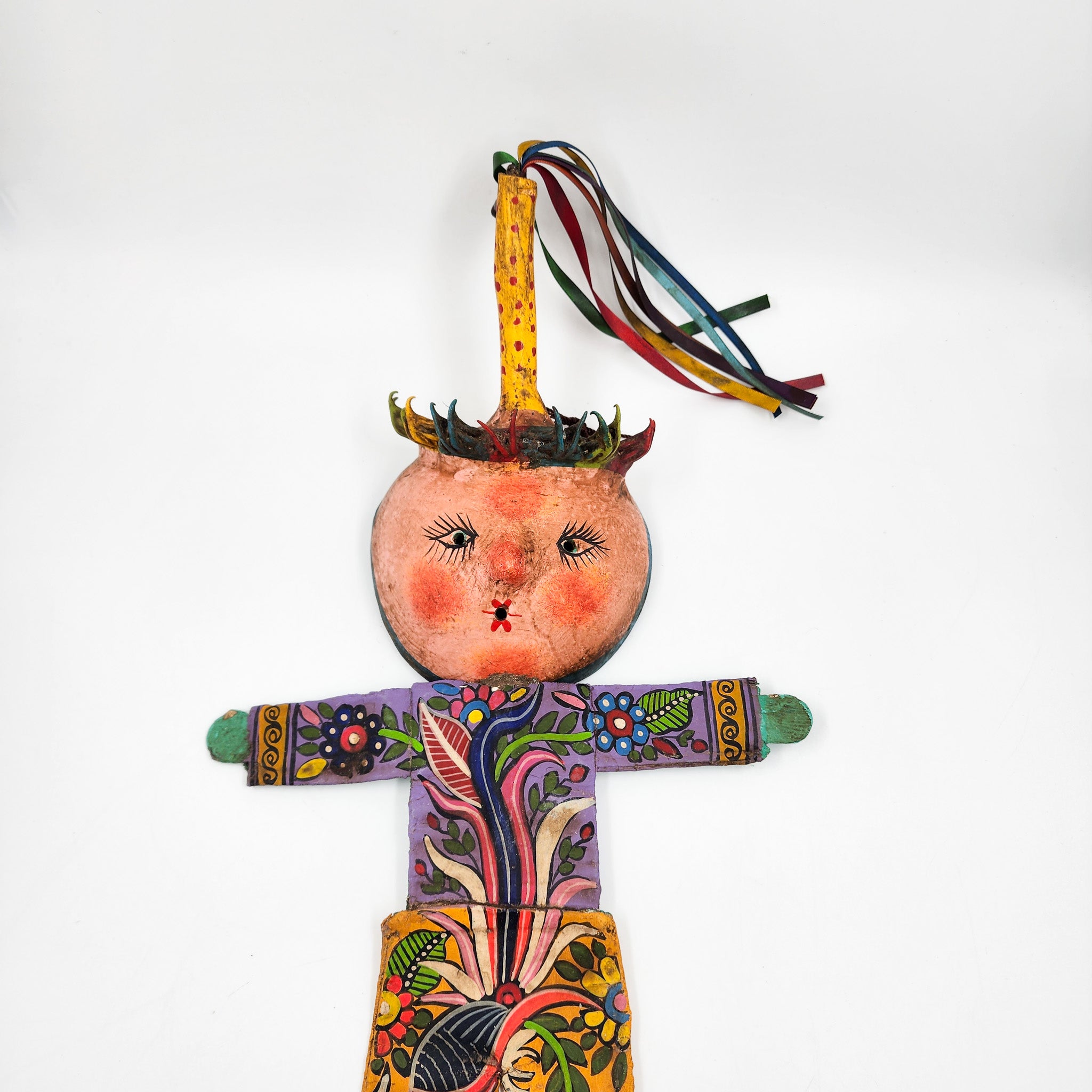 Muñeco artesanal con máscara de coco