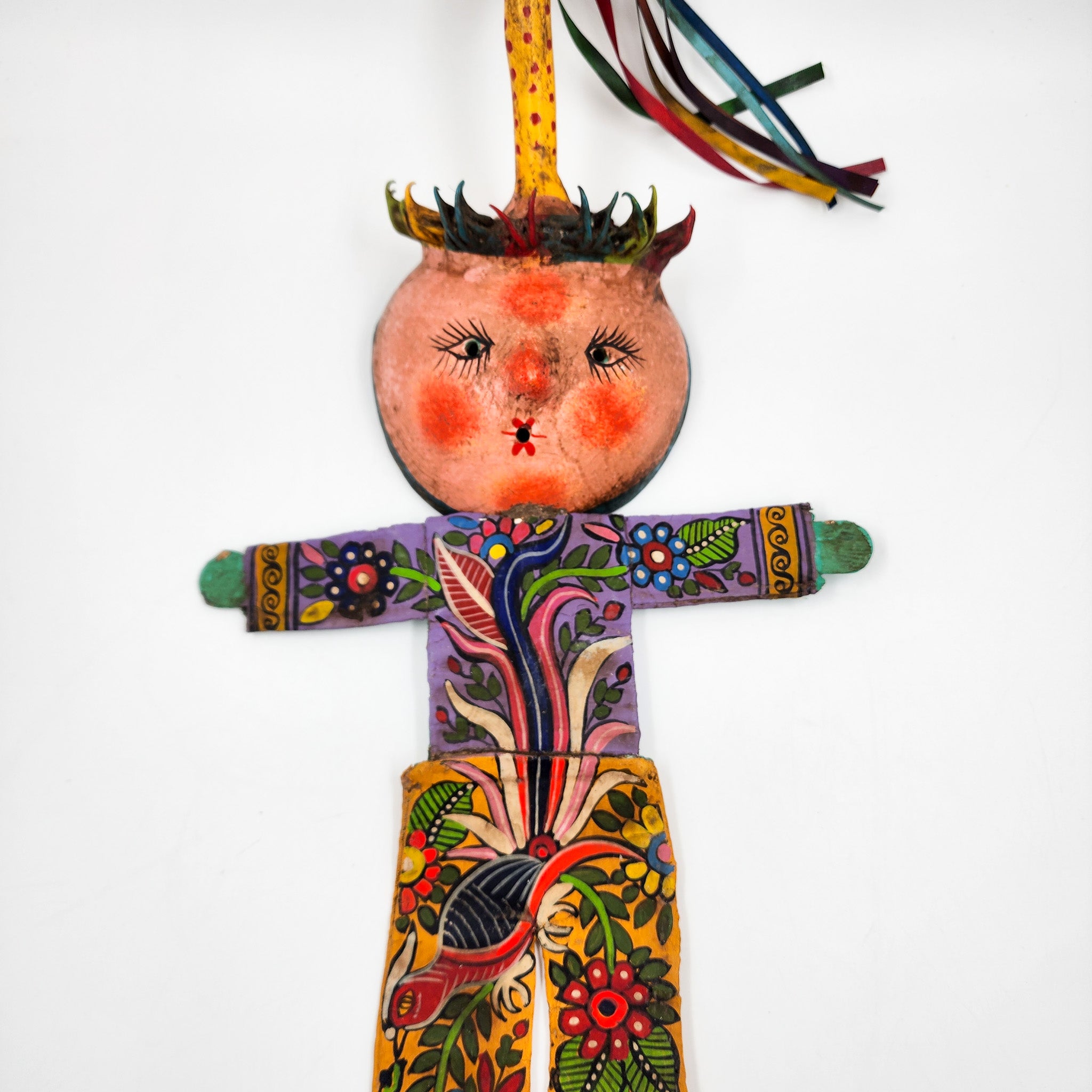 Muñeco artesanal con máscara de coco