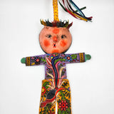 Muñeco artesanal con máscara de coco