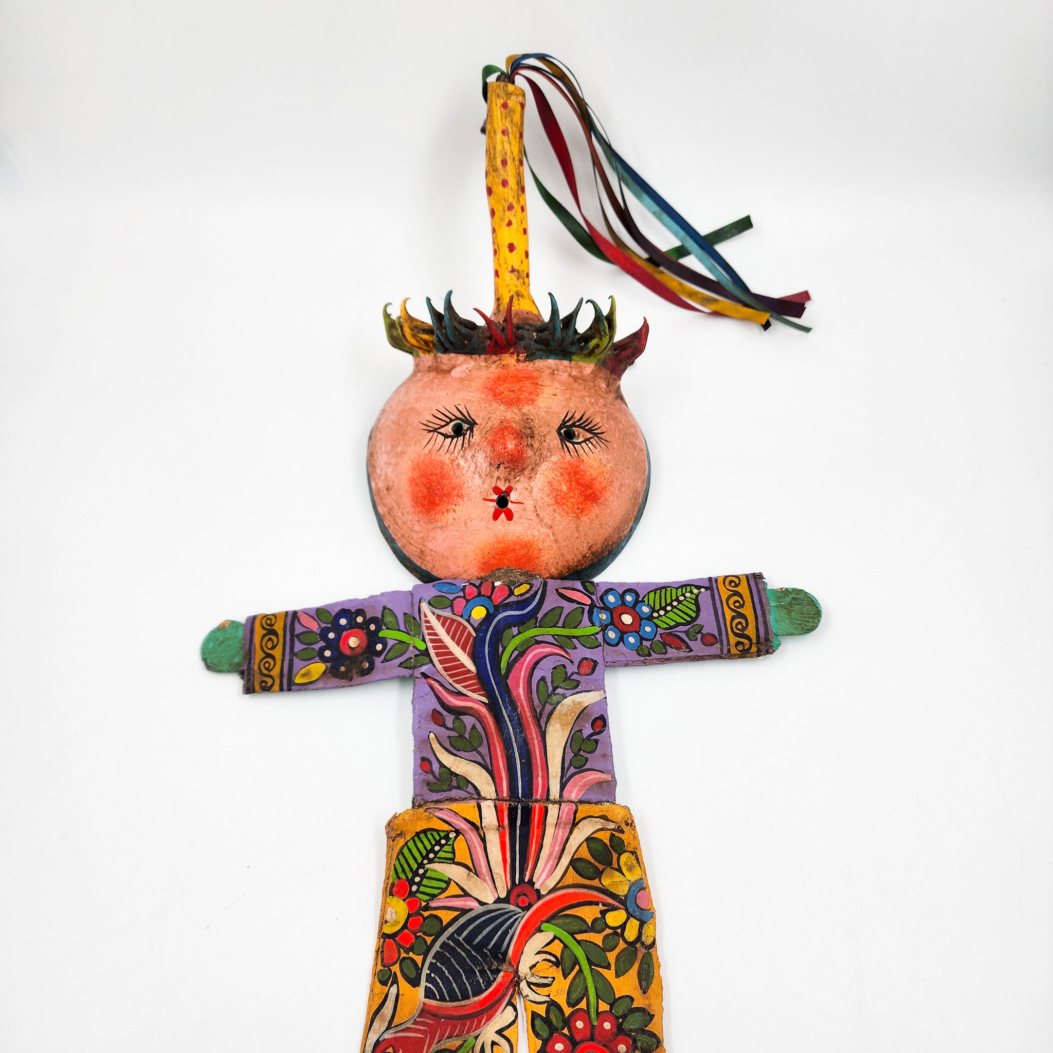 Muñeco artesanal con máscara de coco