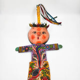Muñeco artesanal con máscara de coco