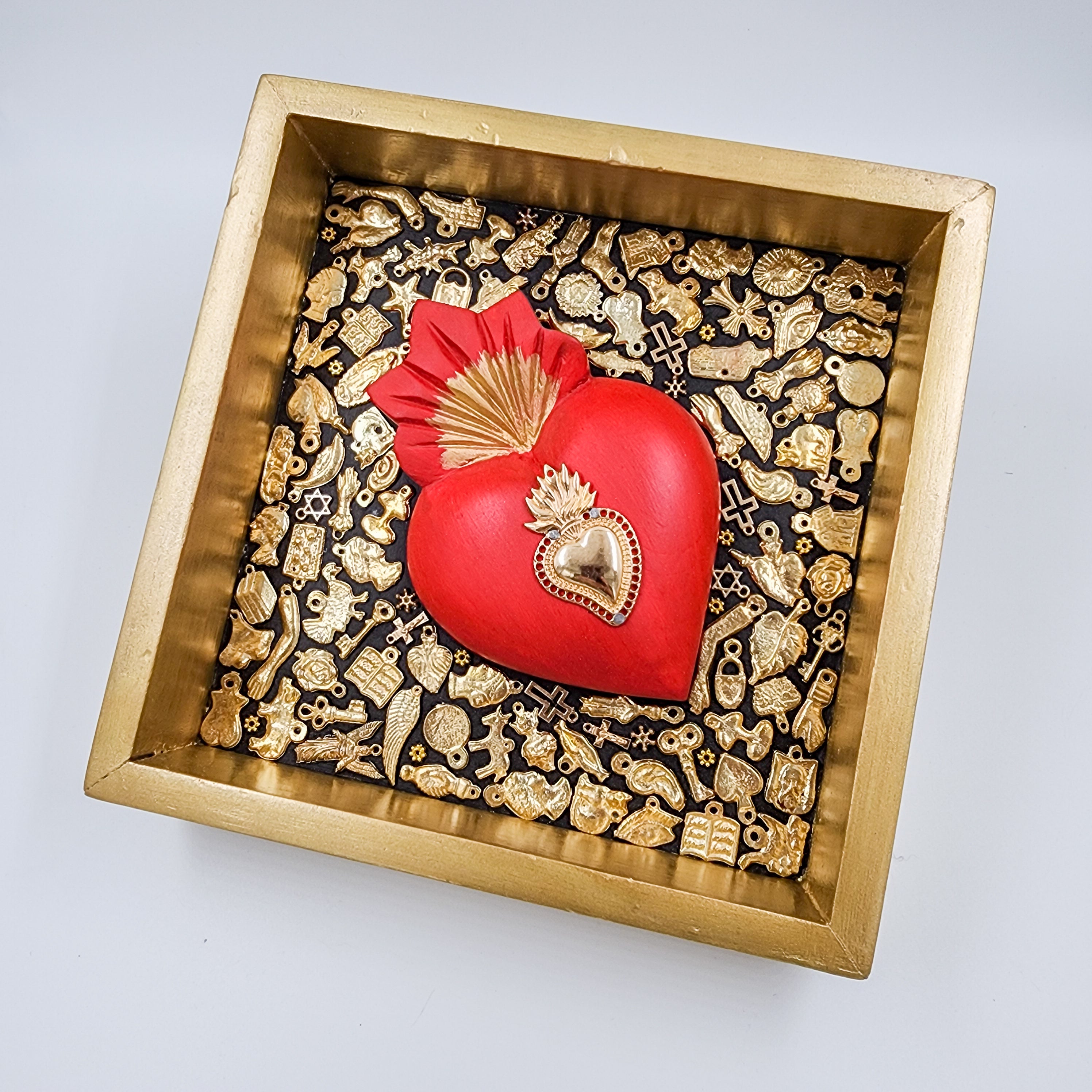 Nicho Corazón con Milagritos – Plata y Oro