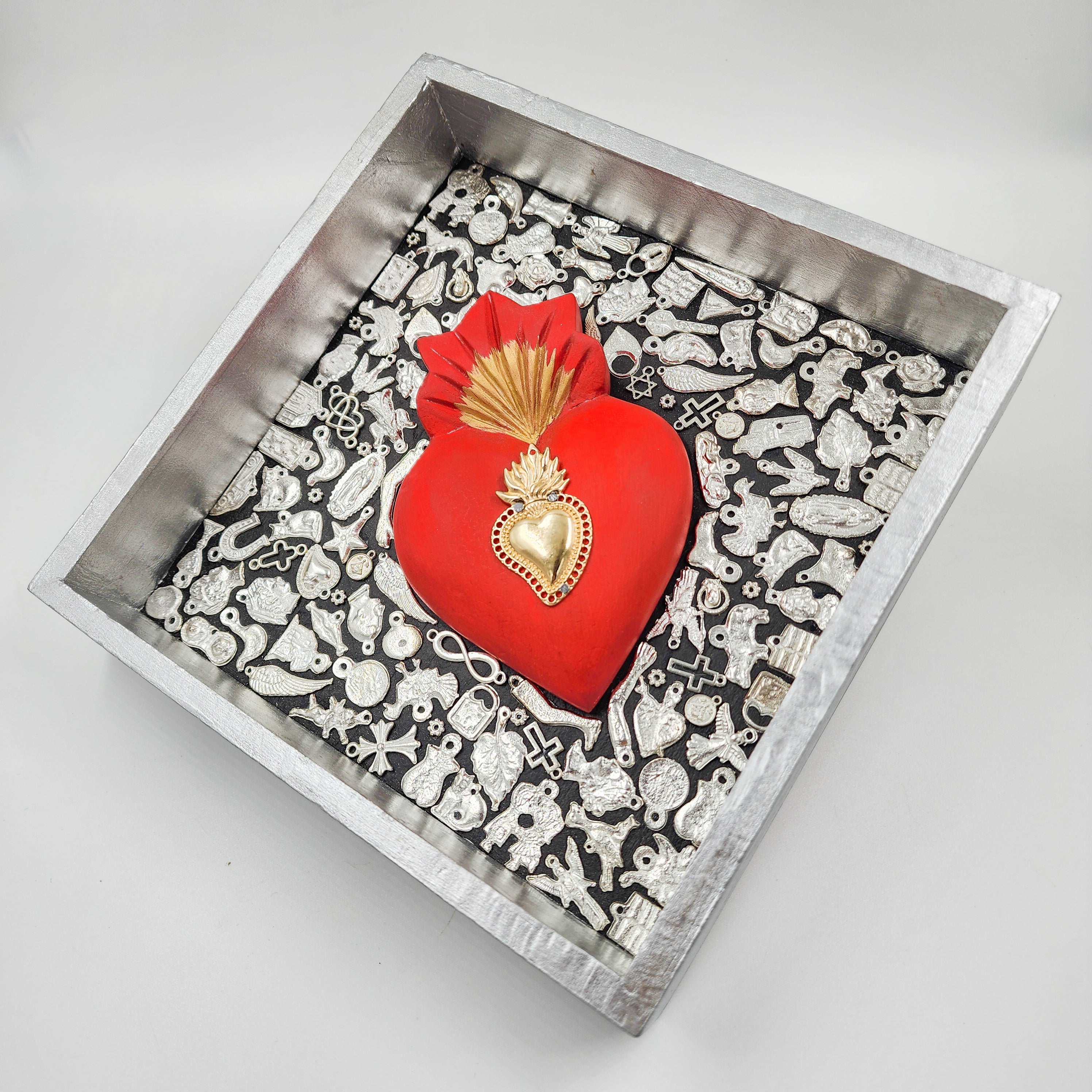 Nicho Corazón con Milagritos – Plata y Oro
