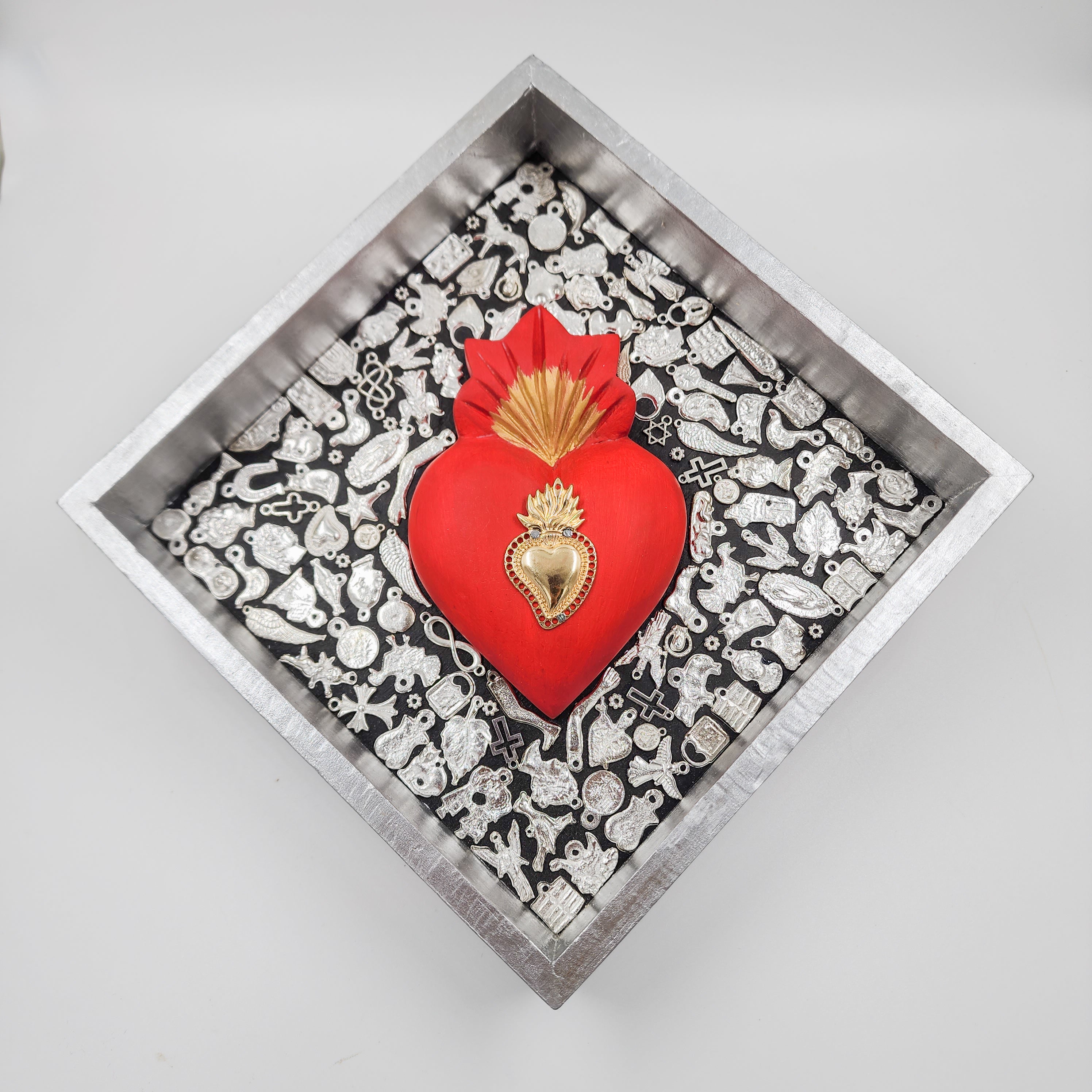 Nicho Corazón con Milagritos – Plata y Oro