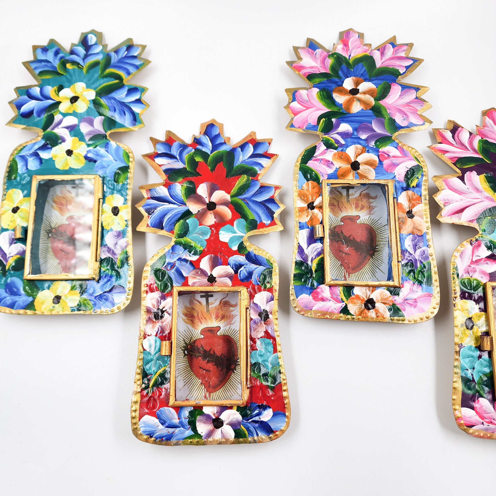 Nicho de hojalata pintado a mano con flores