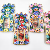 Nicho de hojalata pintado a mano con flores