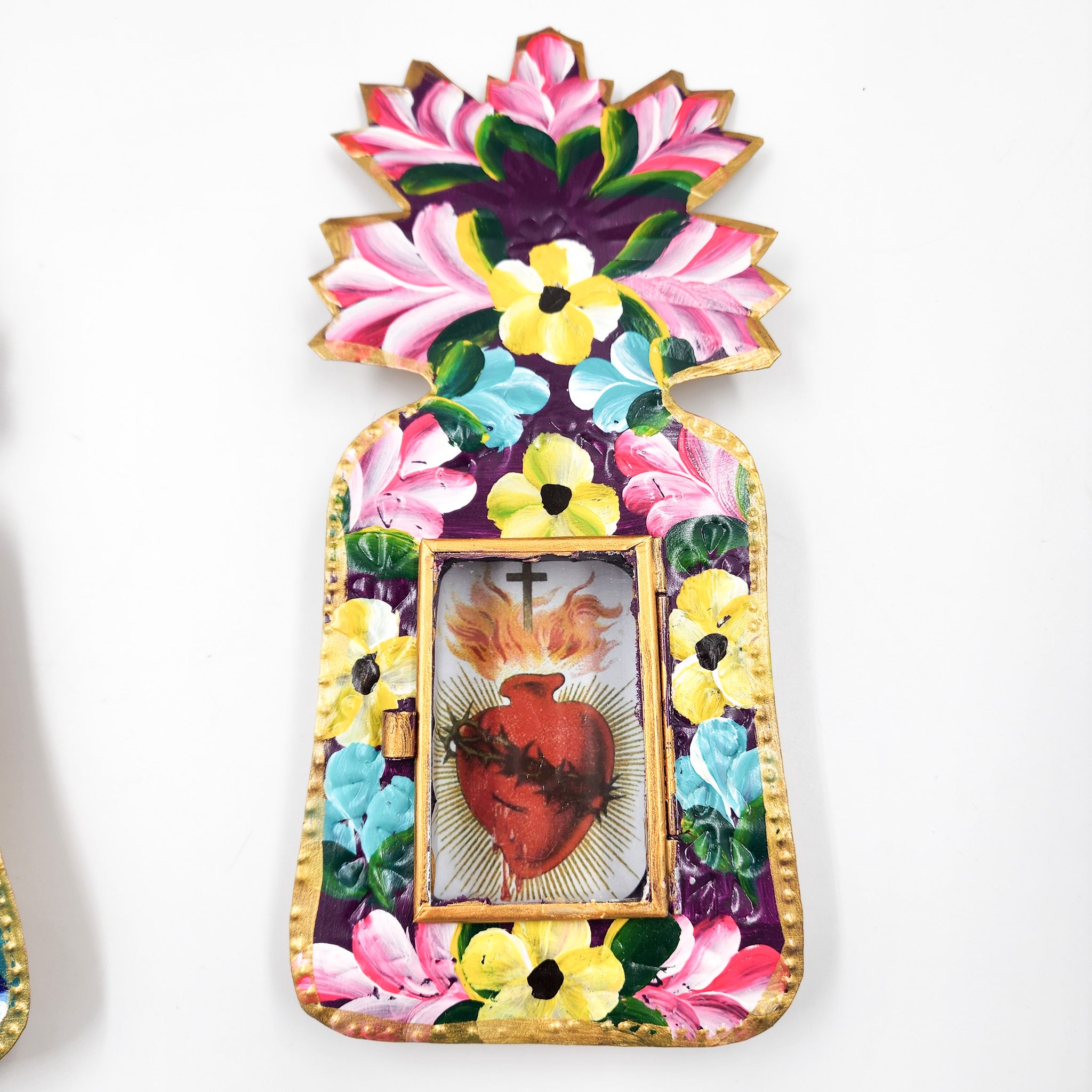 Nicho de hojalata pintado a mano con flores