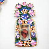 Nicho de hojalata pintado a mano con flores