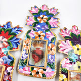Nicho de hojalata pintado a mano con flores