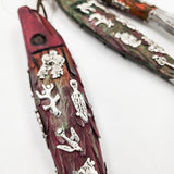 Ristra de peces con milagritos tallados en madera