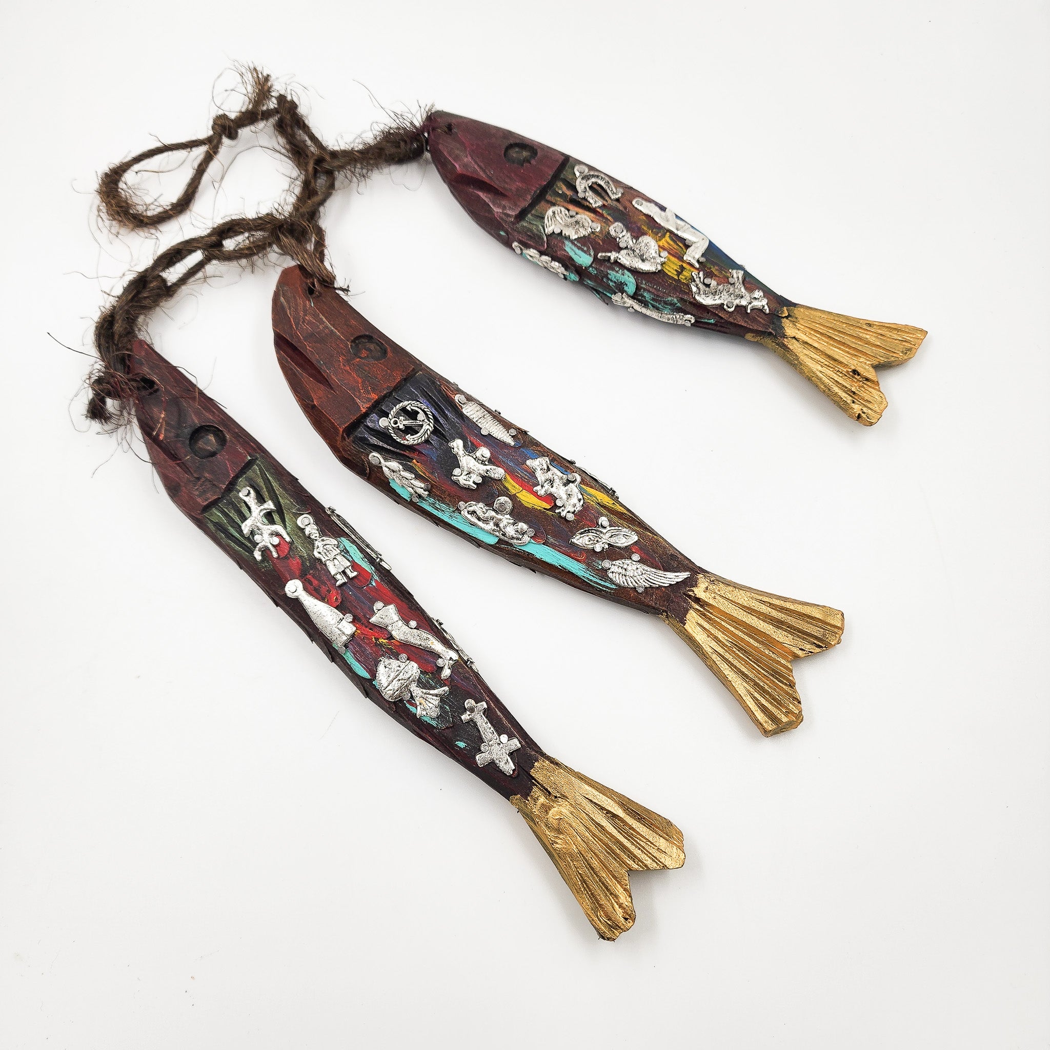 Ristra de peces con milagritos tallados en madera