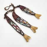 Ristra de peces con milagritos tallados en madera