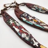 Ristra de peces con milagritos tallados en madera