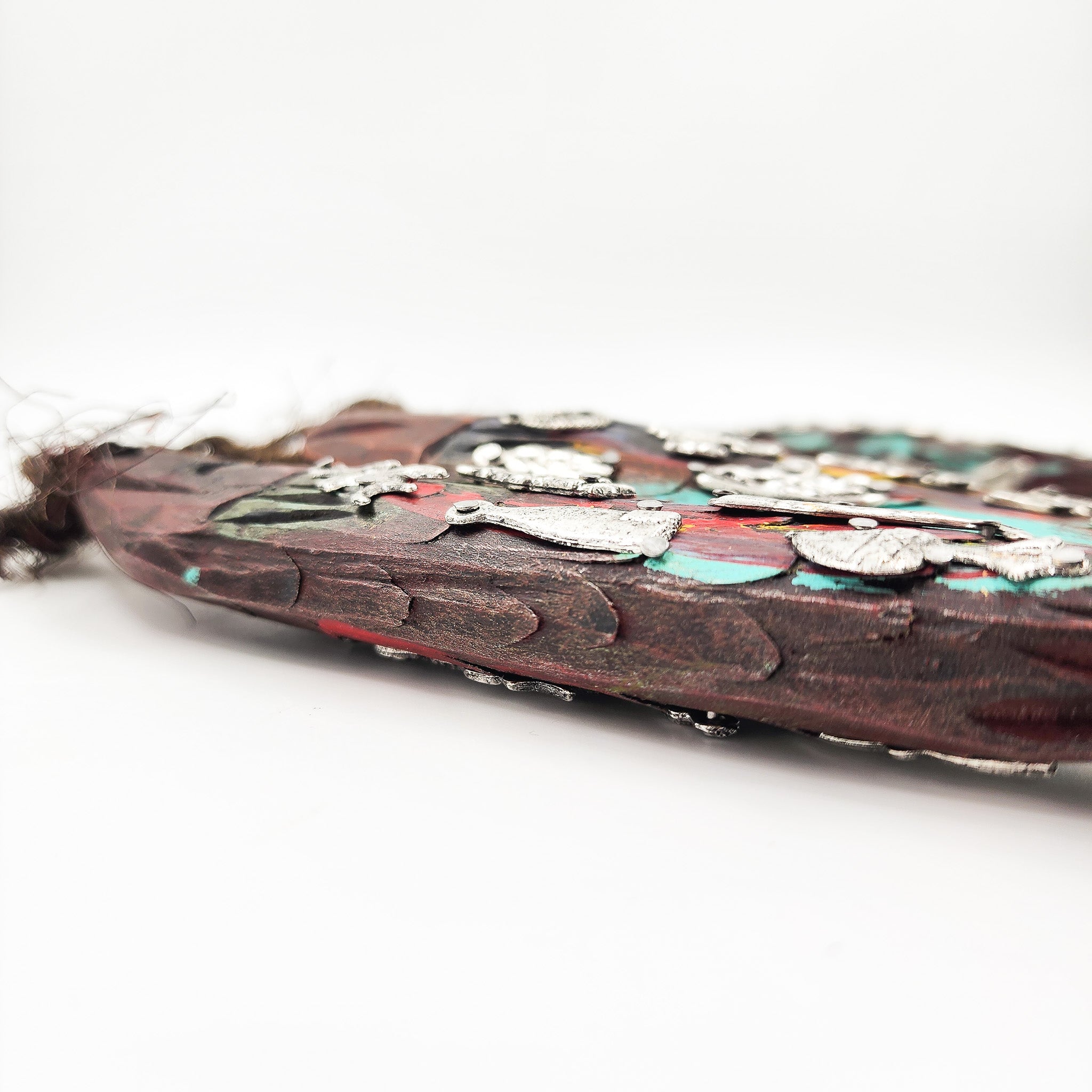 Ristra de peces con milagritos tallados en madera